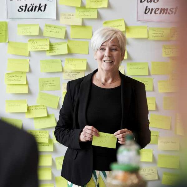 Anne Alsfasser im Portrait vor einer Metaplantafe mit vielen gelben Post its.