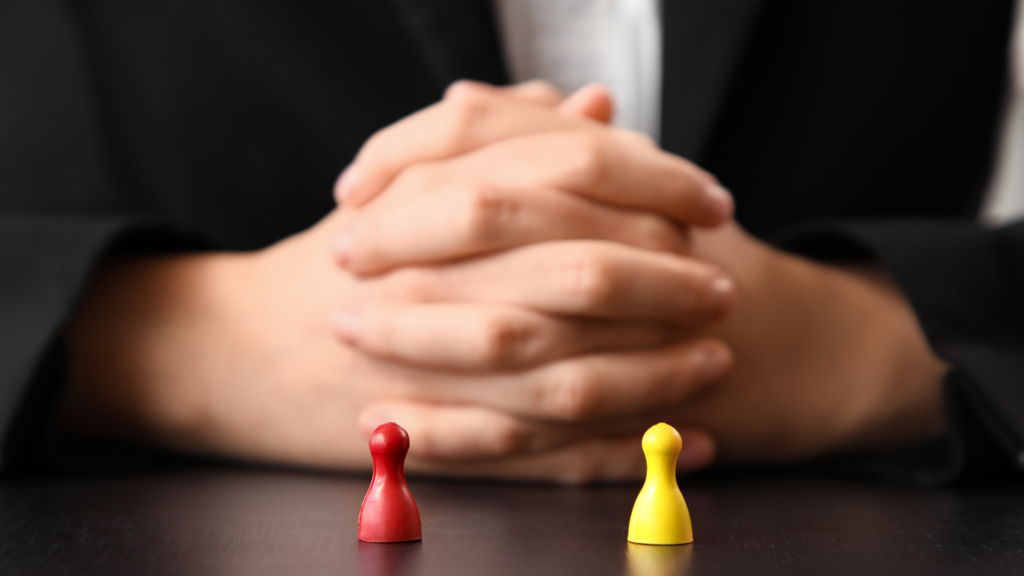 Konflikt im Team zwischen zwei Parteien wird von Führungskraft moderiert