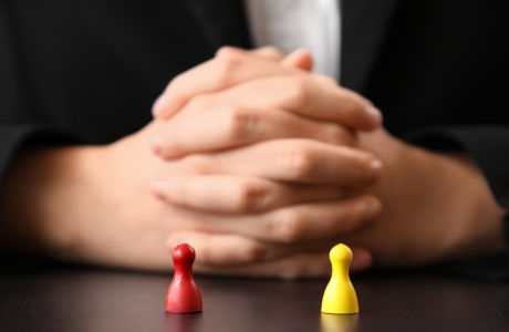 Konflikt im Team zwischen zwei Parteien wird von Führungskraft moderiert