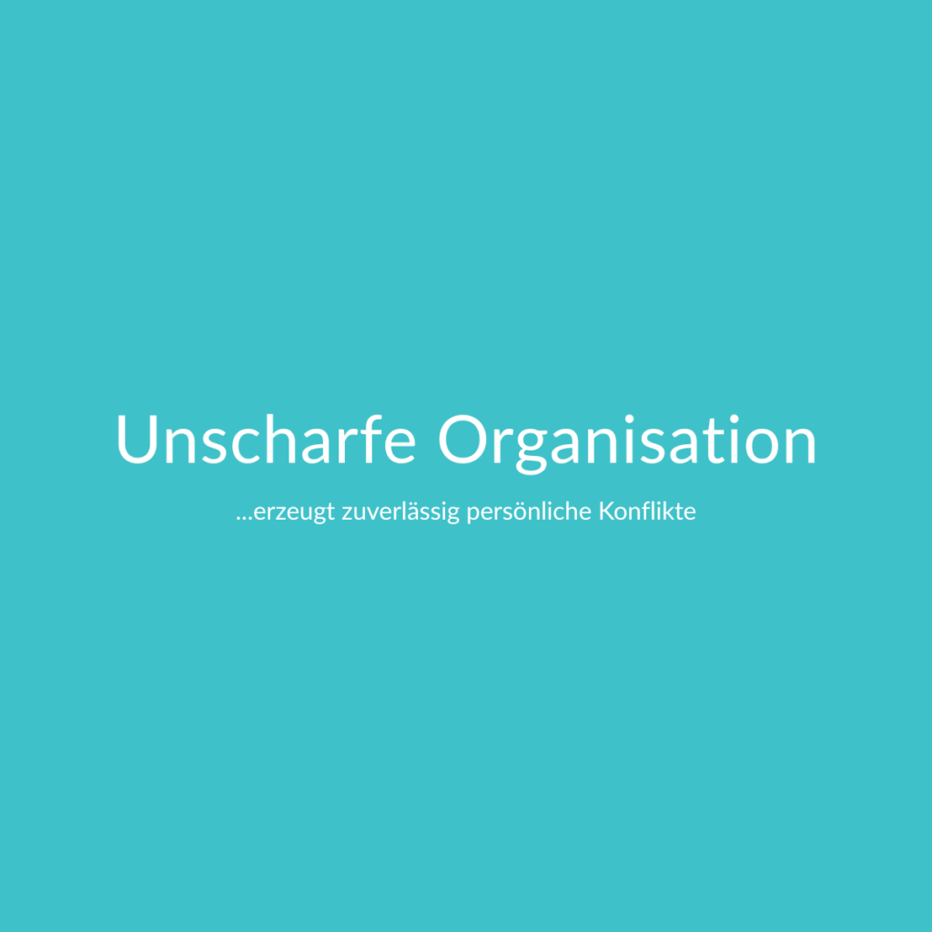 Konflikte als Signal im Unternehmen: Zwei Führungskräfte diskutieren im Meeting, während unklare Verantwortung und fehlende Entscheidungen organisatorische Spannungen erzeugen.