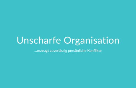 Konflikte als Signal im Unternehmen: Zwei Führungskräfte diskutieren im Meeting, während unklare Verantwortung und fehlende Entscheidungen organisatorische Spannungen erzeugen.