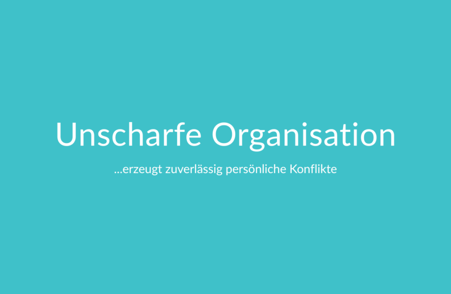 Konflikte als Signal im Unternehmen: Zwei Führungskräfte diskutieren im Meeting, während unklare Verantwortung und fehlende Entscheidungen organisatorische Spannungen erzeugen.